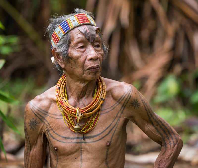 Hombre de la tribu Mentawai con un tocado tradicional y un tatuaje corporal