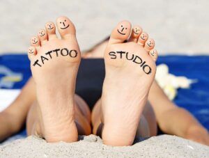 Más de 30 ideas divertidas de diseño de tatuajes de dedos del pie (2022 actualizado)