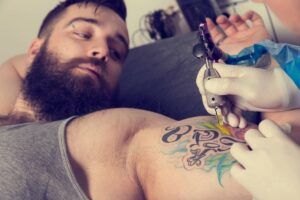 Qué odian los tatuadores: 13 cosas que hacen los clientes y que todos los tatuadores resienten