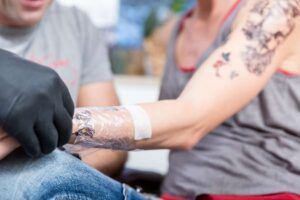 ¿Qué pasa si te rascas un tatuaje que te pica?