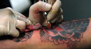 ¿Qué usan los artistas del tatuaje para limpiar la tinta?