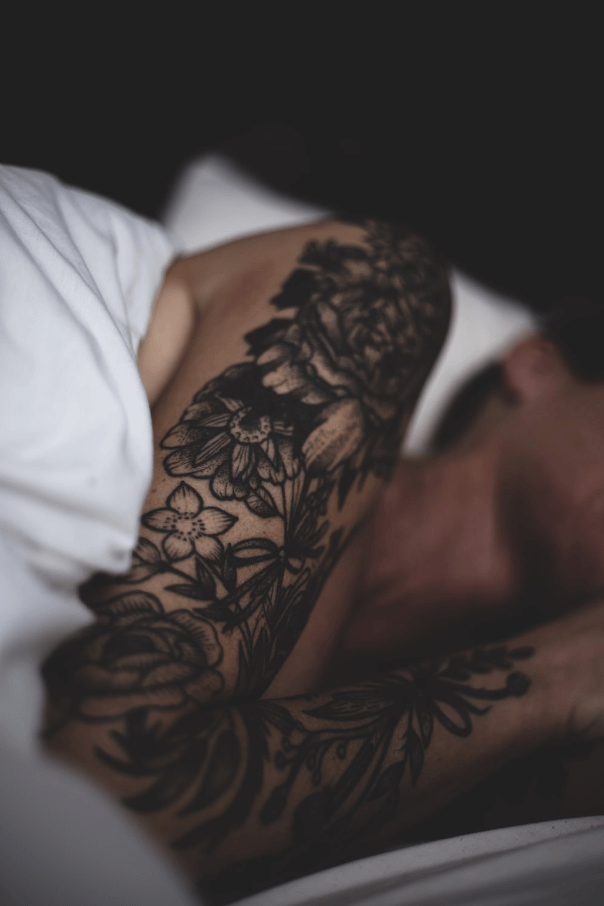 como dormir con un nuevo tatuaje