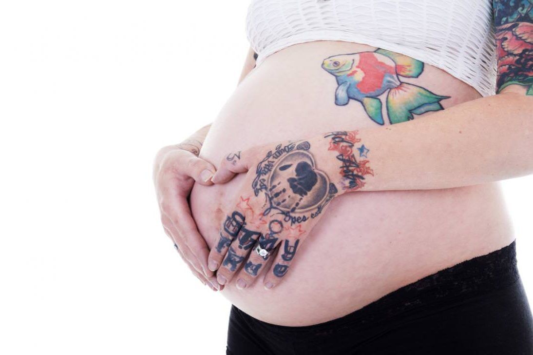 Hacerse un tatuaje durante el embarazo puede causar un aborto