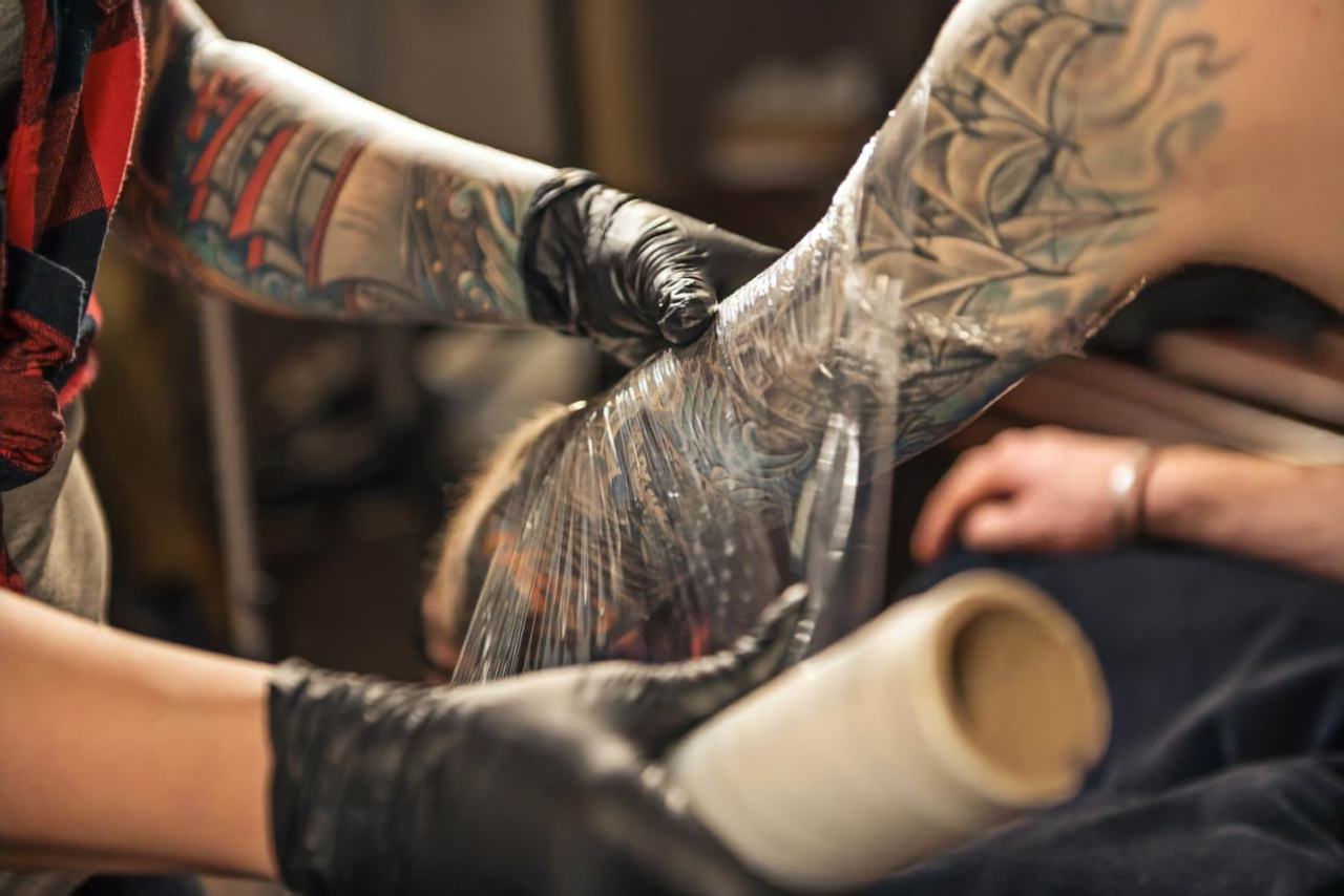 ¿Por que se pone Saran Wrap en los nuevos tatuajes