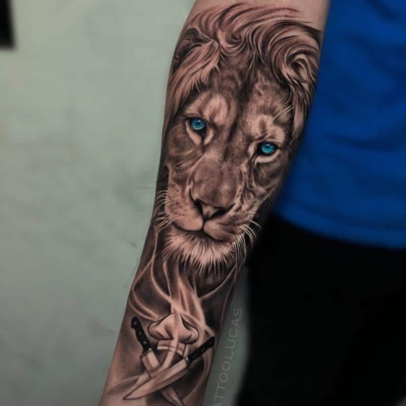 Tatuaje de león que muestra coraje y valentía 2