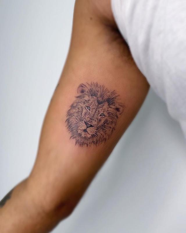 Tatuaje de león que muestra coraje y valentía 3