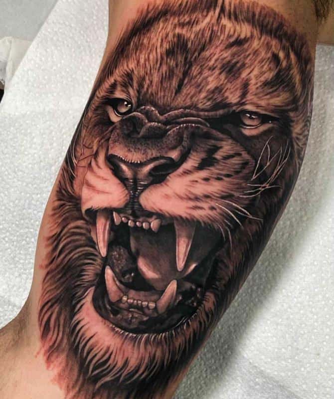 Tatuaje de león que muestra coraje y valentía 4