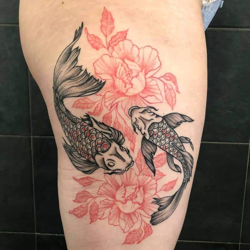 Tatuaje de pez koi que muestra coraje y valentía 5