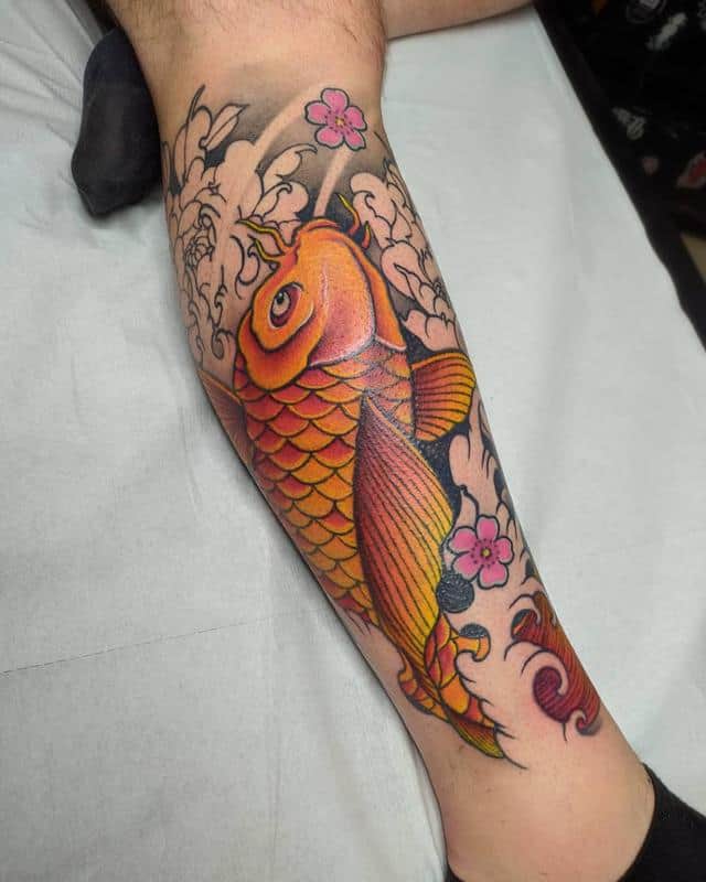 Tatuaje de pez koi que muestra coraje y valentía 6