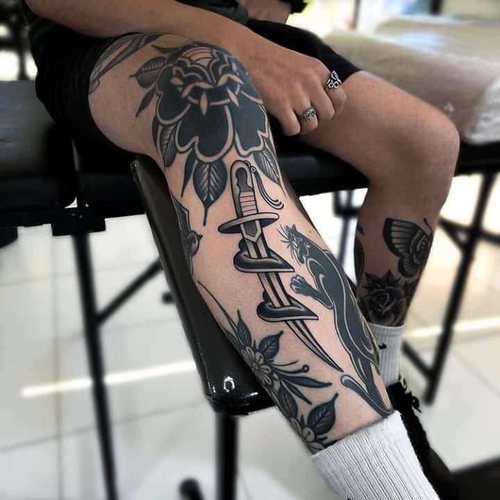 Tatuaje de daga que muestra coraje y valentía 5