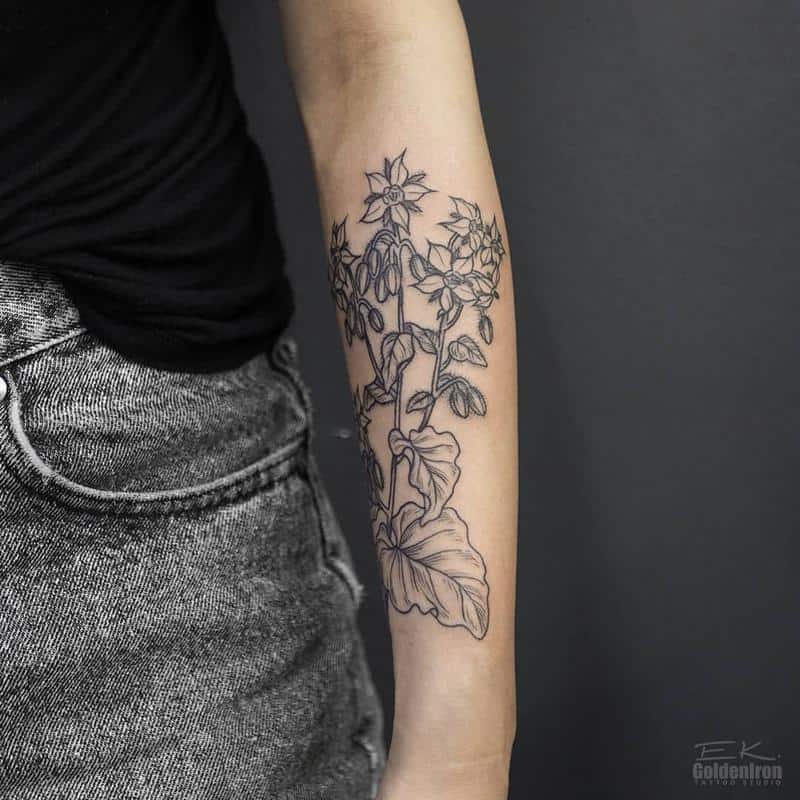 Tatuaje de flor de borraja que muestra coraje y valentía 4