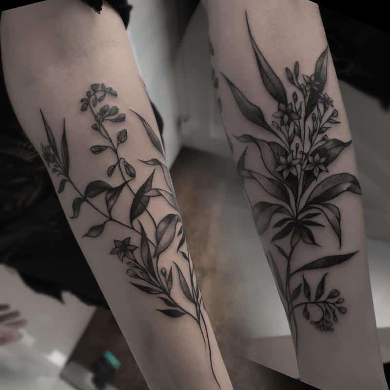 Tatuaje de flor de borraja que muestra coraje y valentía 6