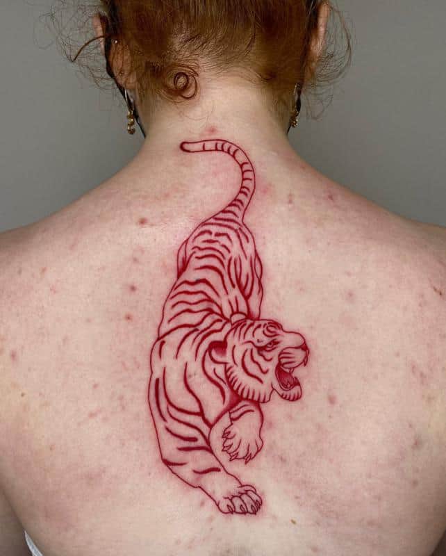 Tatuajes rojos que muestran coraje y valentía 2