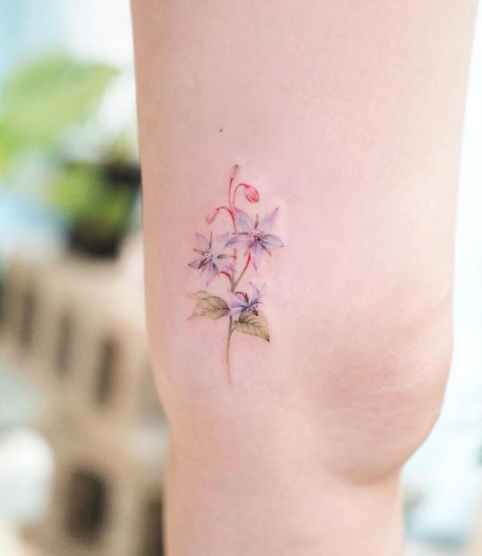 Tatuaje de flor de borraja que muestra coraje y valentía 5