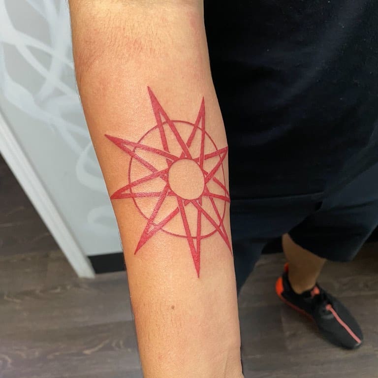 Tatuajes rojos que muestran coraje y valentía 6