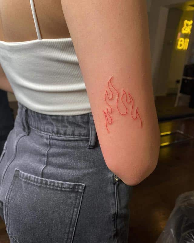 Tatuajes rojos que muestran coraje y valentía 4