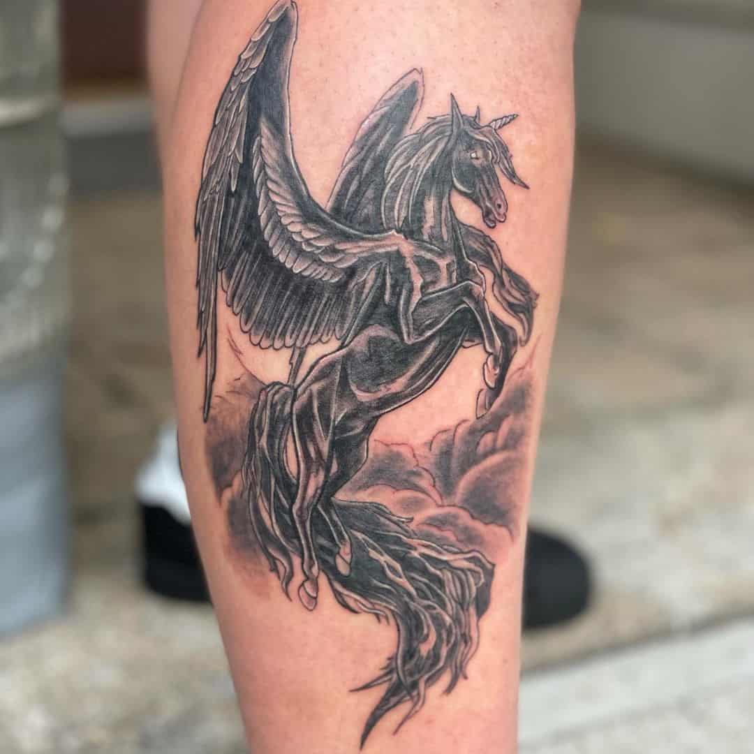 Diseño de tatuaje de unicornio negro Impresión mítica 