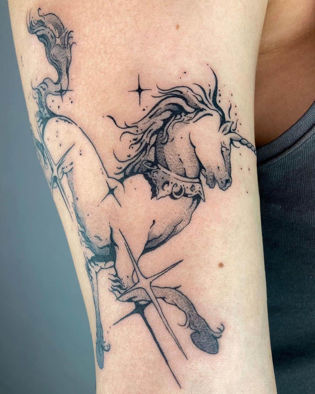 Tinta de contorno de tatuaje de unicornio negro