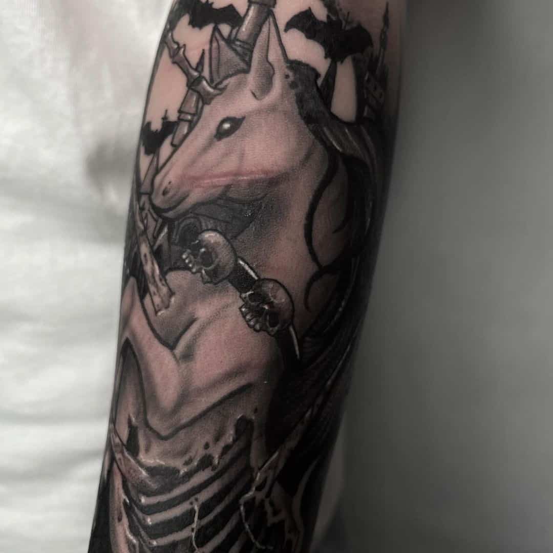 Impresión de brazo de tatuaje de unicornio negro 