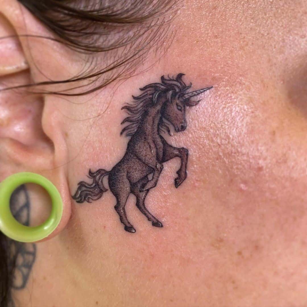 Tinta de cara de tatuaje de unicornio pequeño 