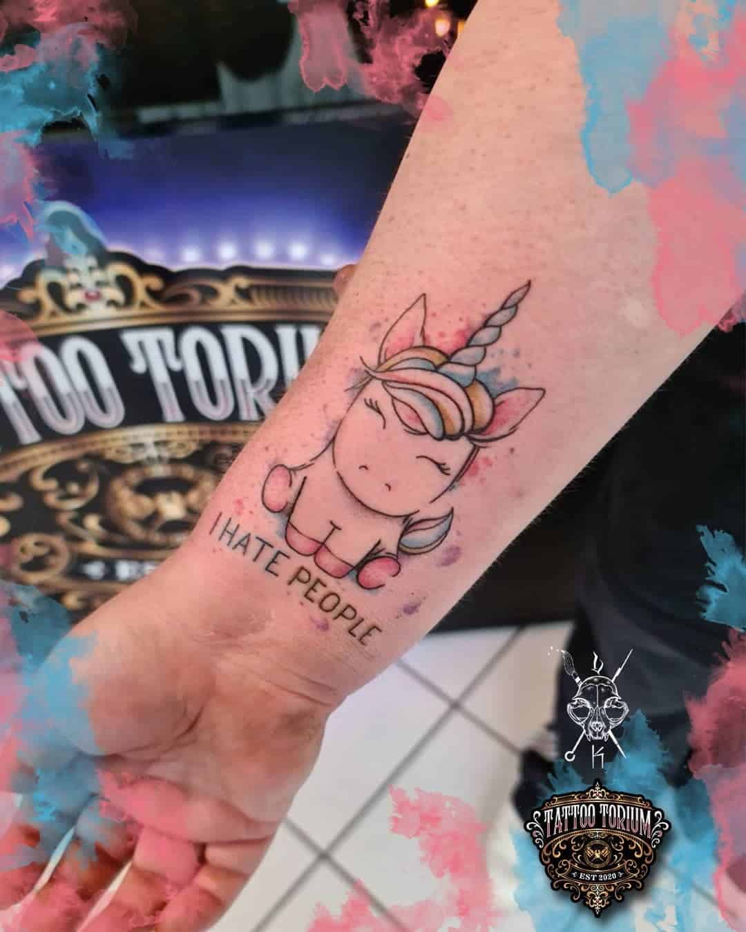 Tatuaje de unicornio colorido divertido 
