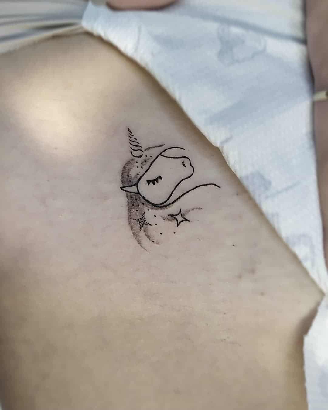 Pequeño tatuaje detallado de unicornio 
