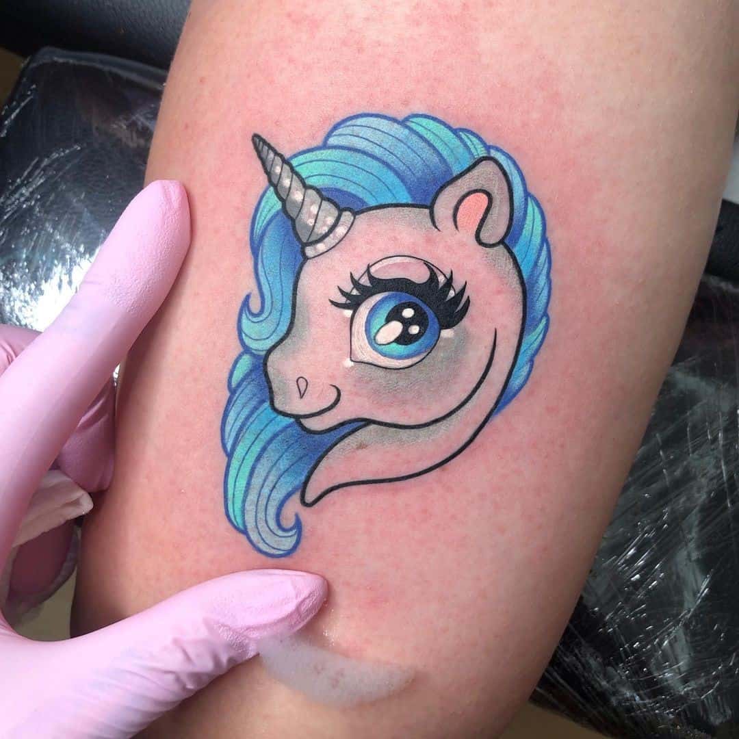 Tatuaje de unicornio azul brillante y divertido 
