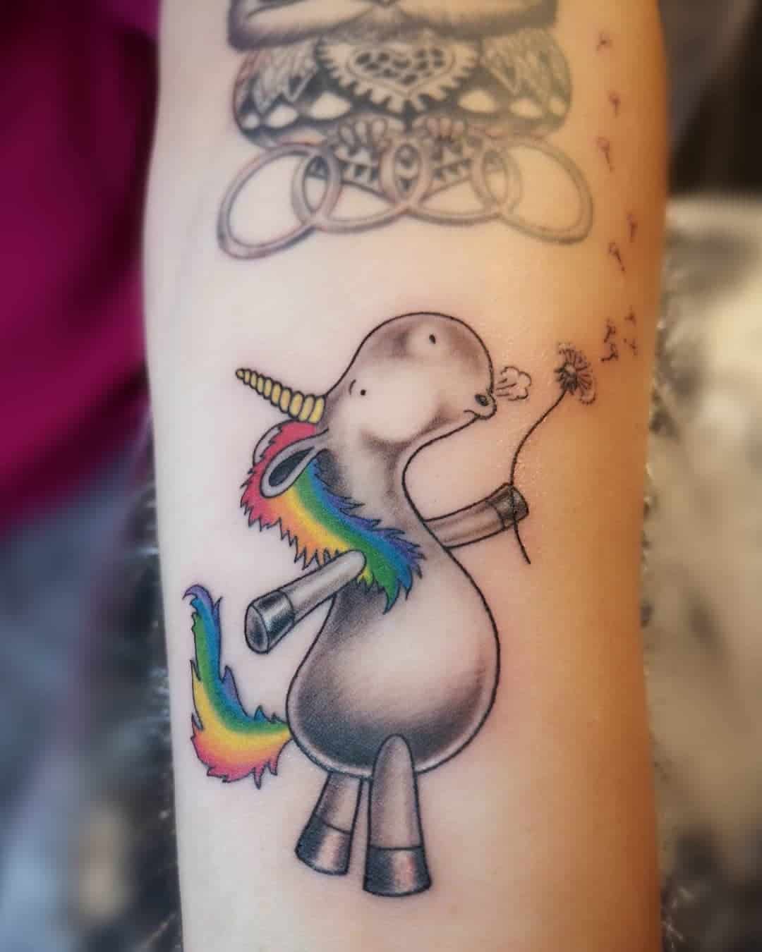 Tatuaje colorido de unicornio irónico 