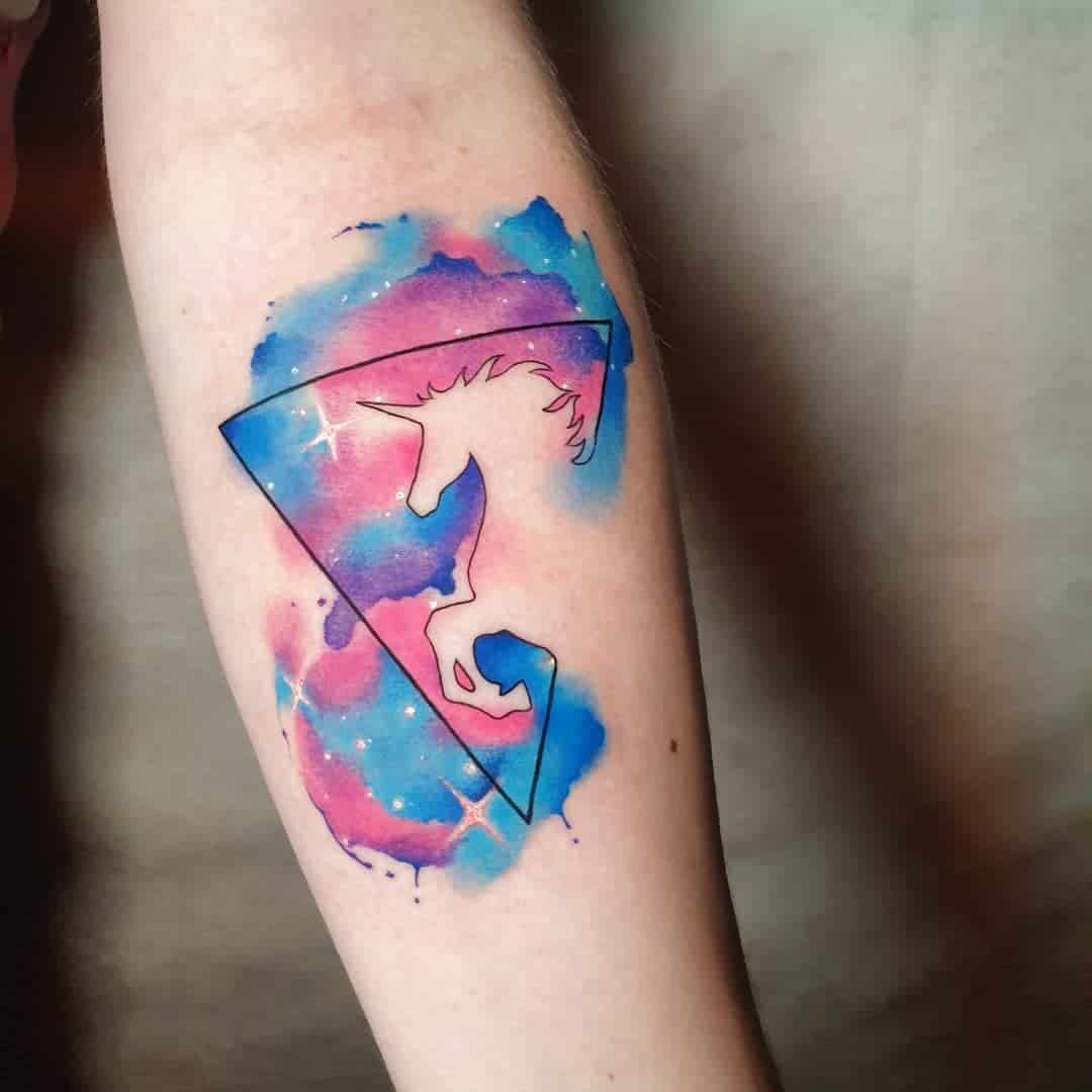 Tatuaje de unicornio con contorno de antebrazo colorido ruidoso 