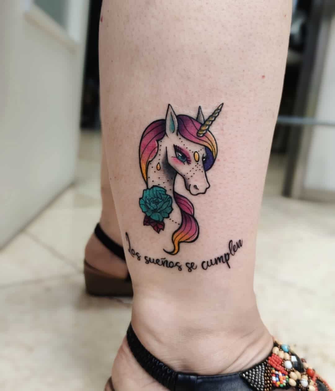 Idea delicada del color del tatuaje del unicornio