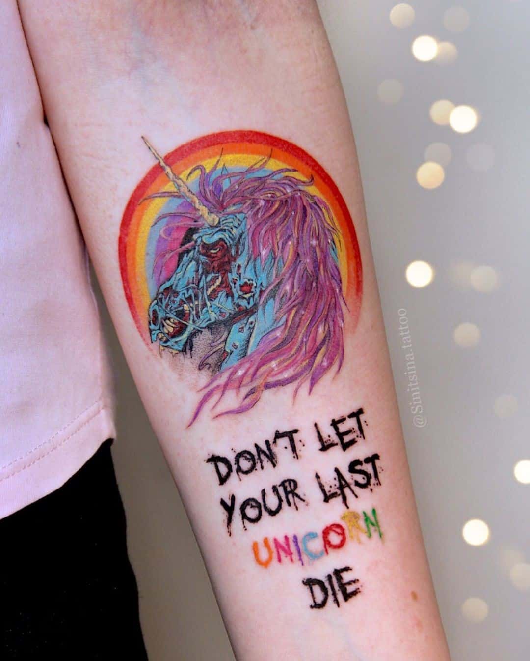 Idea divertida del color del tatuaje del unicornio