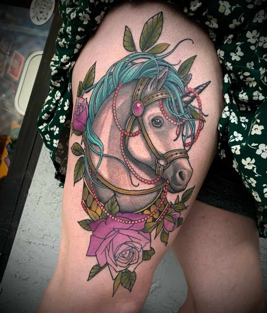 Unicornio muslo tatuaje estampado colorido 