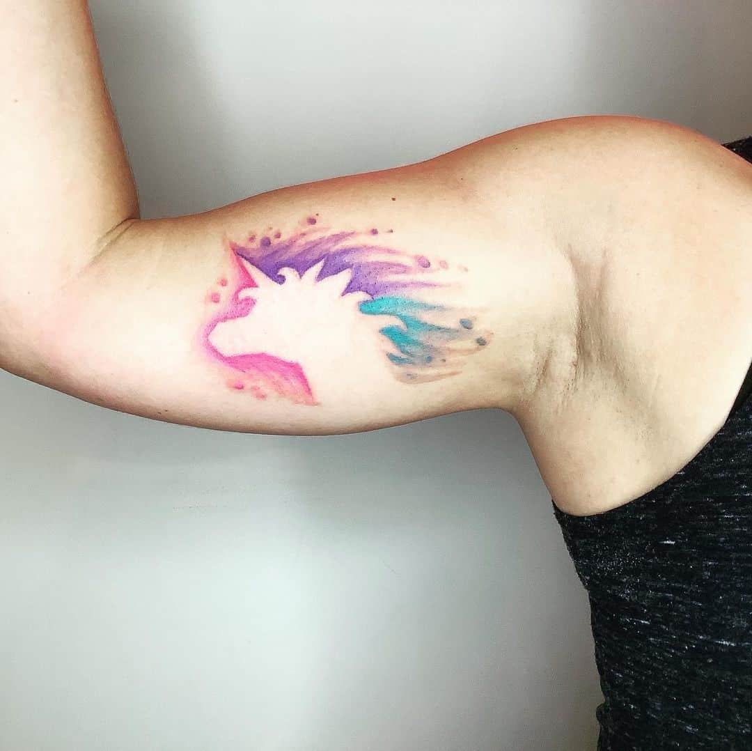 Tatuaje de arte de unicornio con salpicaduras de acuarela 