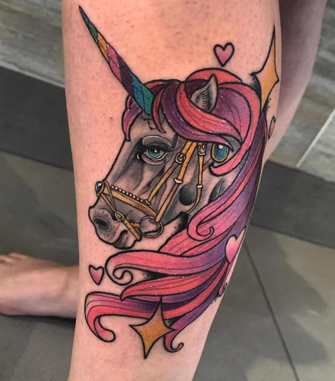 Tatuaje de unicornio rosa y morado 