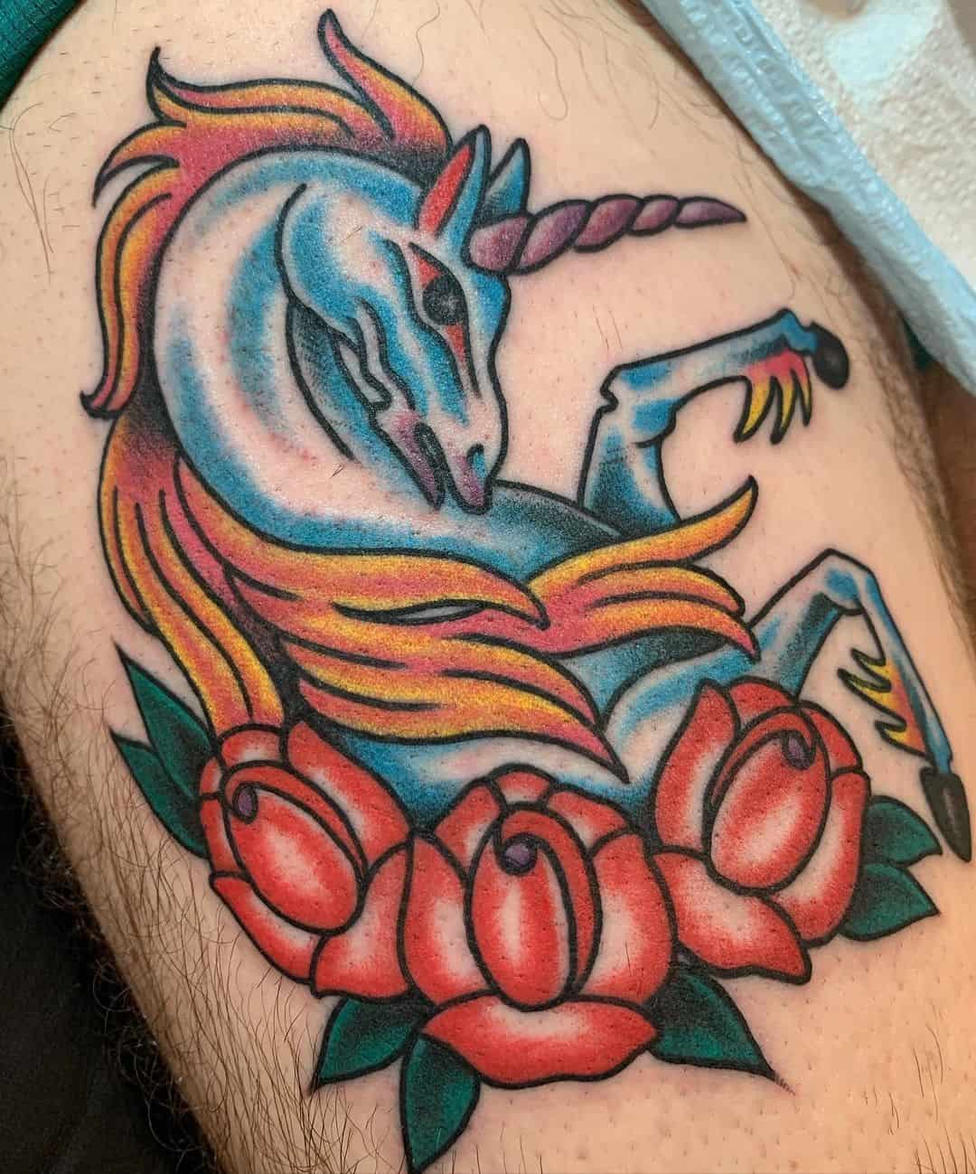 Tinta de tatuaje de unicornio colorido 