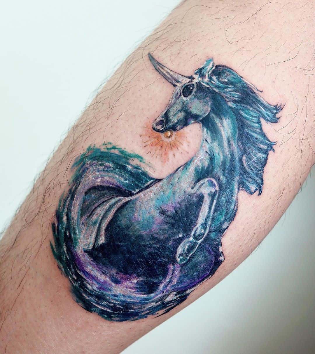 Hermoso y místico tatuaje de unicornio 