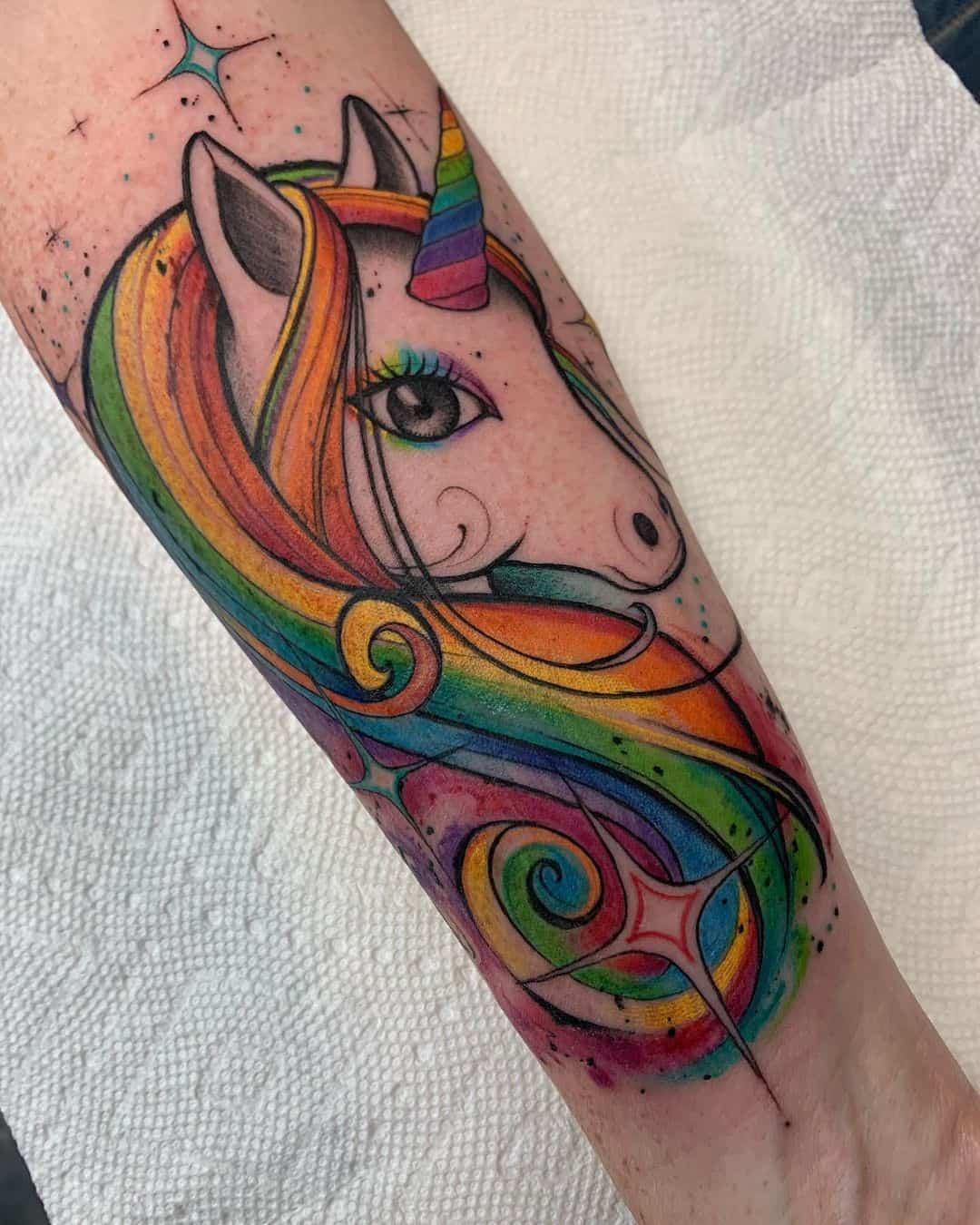 Impresión colorida del tatuaje del unicornio del arco iris 