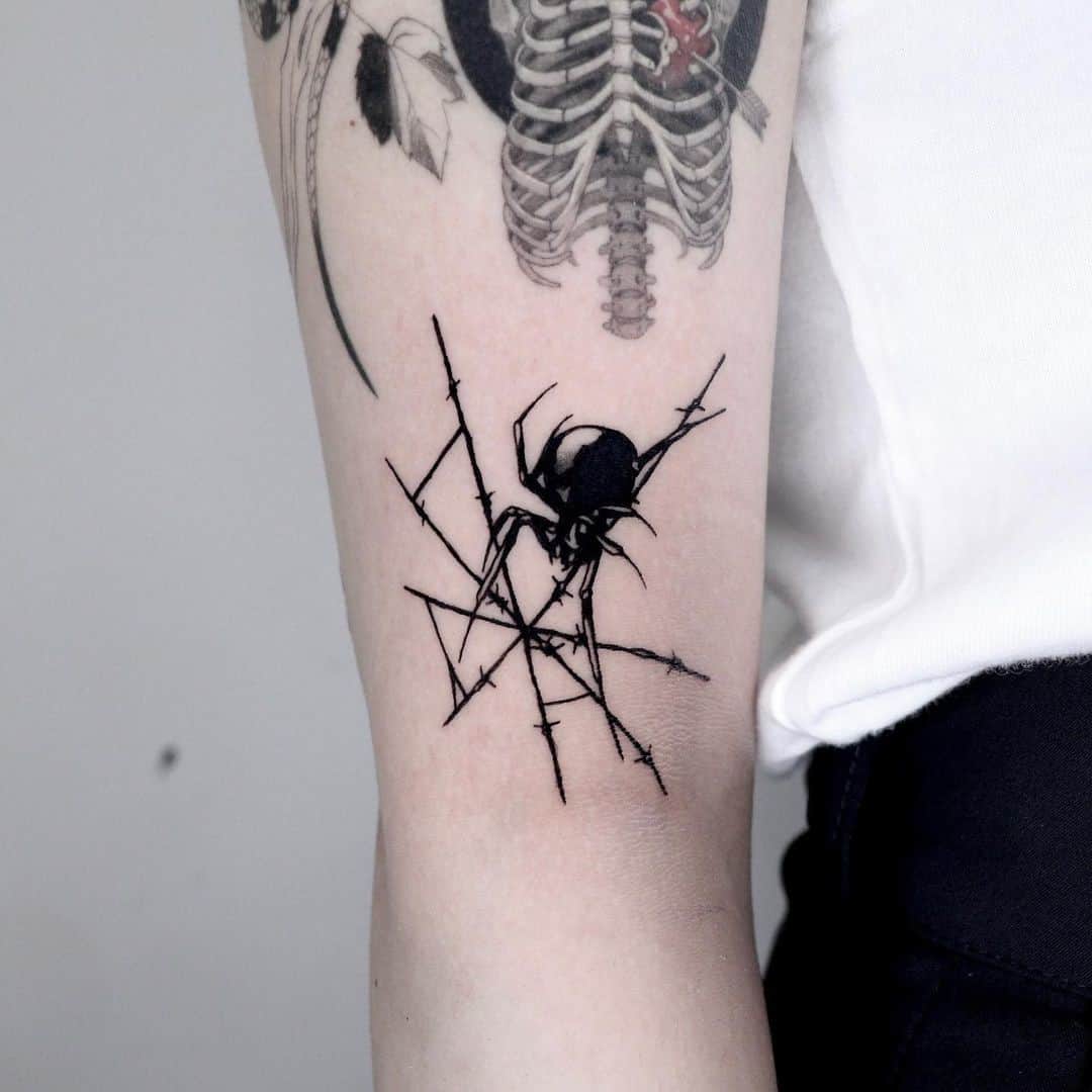 Tatuaje de telaraña en tinta negra 