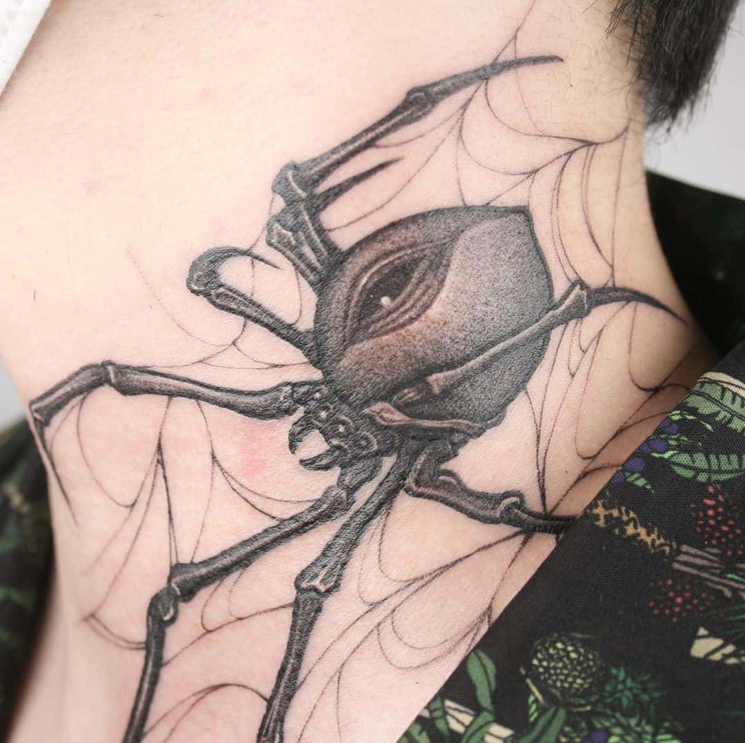 Diseños de tatuajes de arañas Tinta negra sobre el cuello 