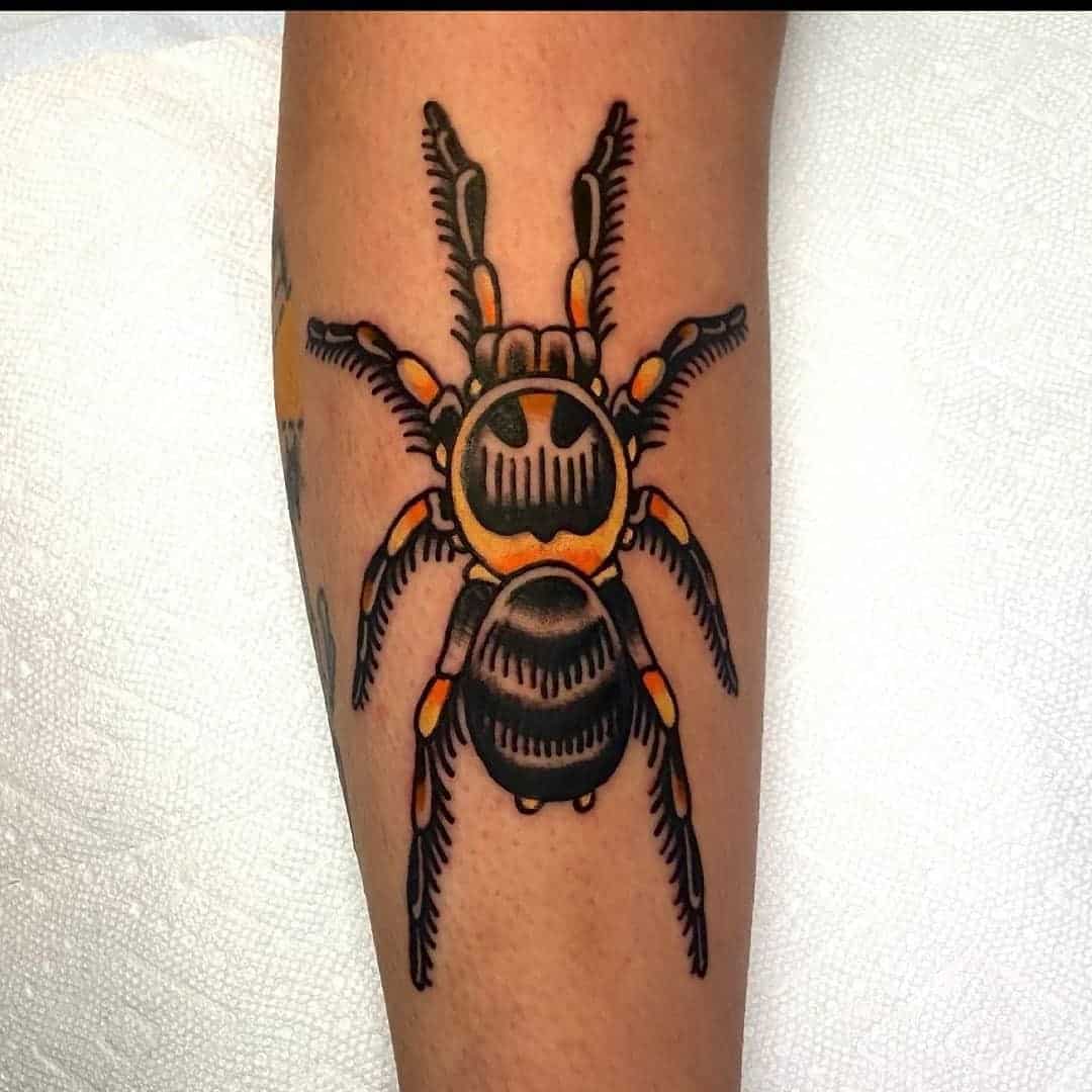 Tatuaje en el brazo, araña amarilla 