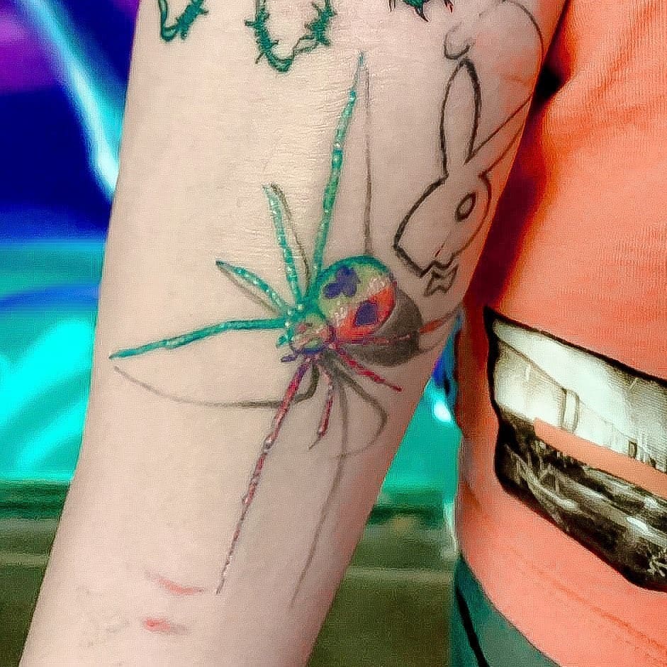 Pequeño y brillante tatuaje de araña 