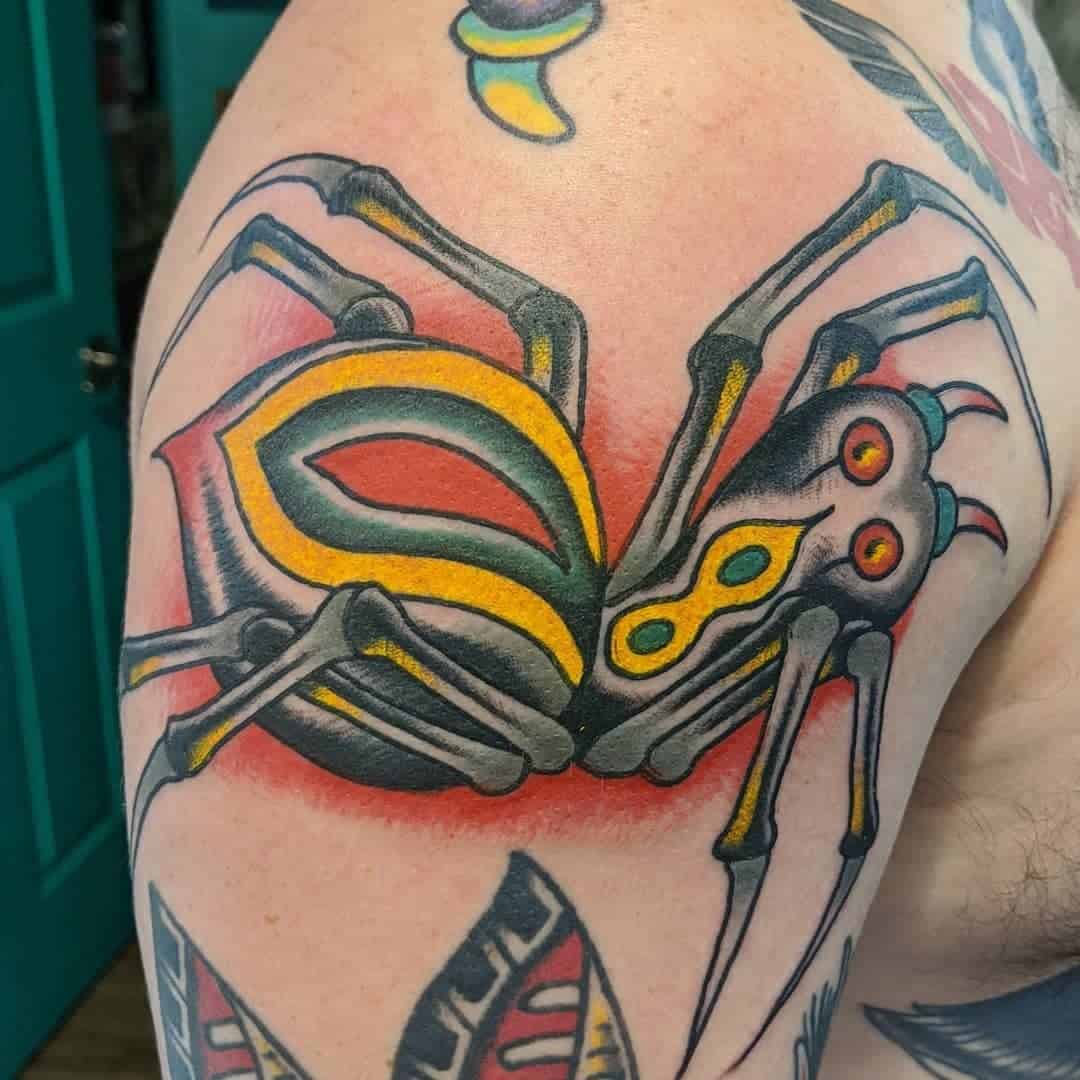 Tatuaje de araña de hombro grande 