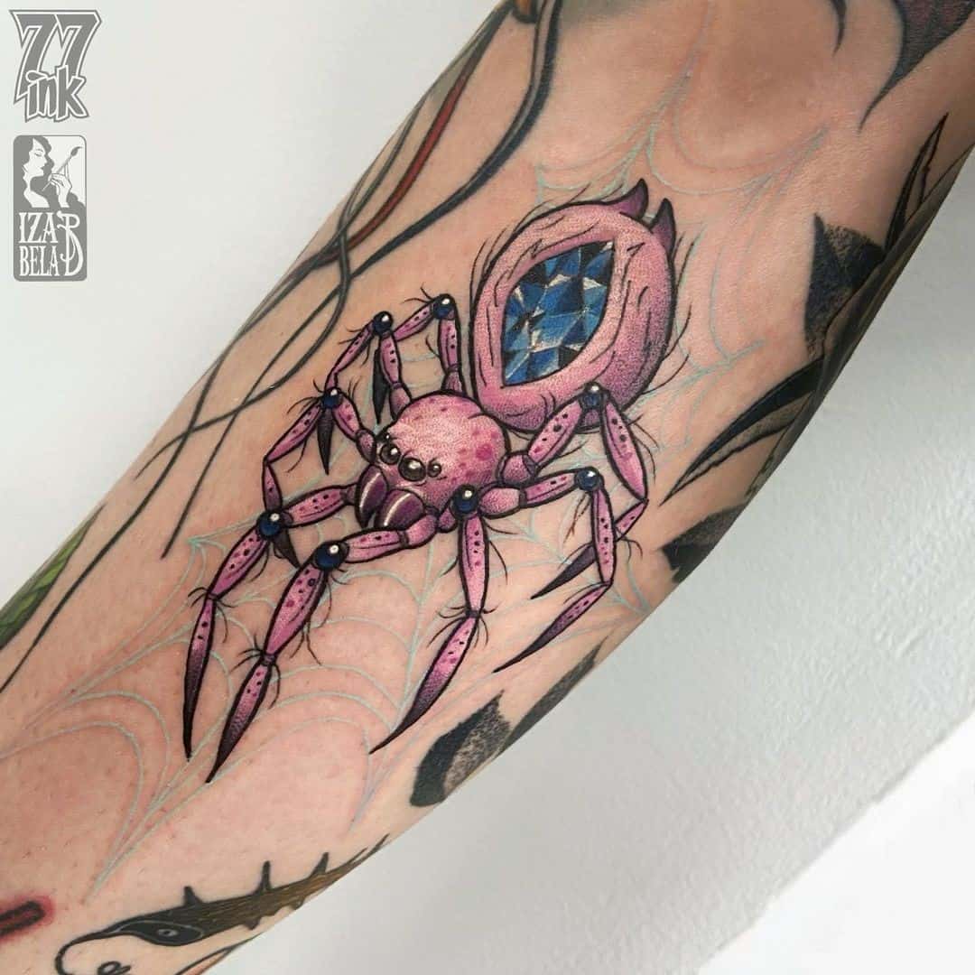 Pequeño tatuaje de araña rosa 