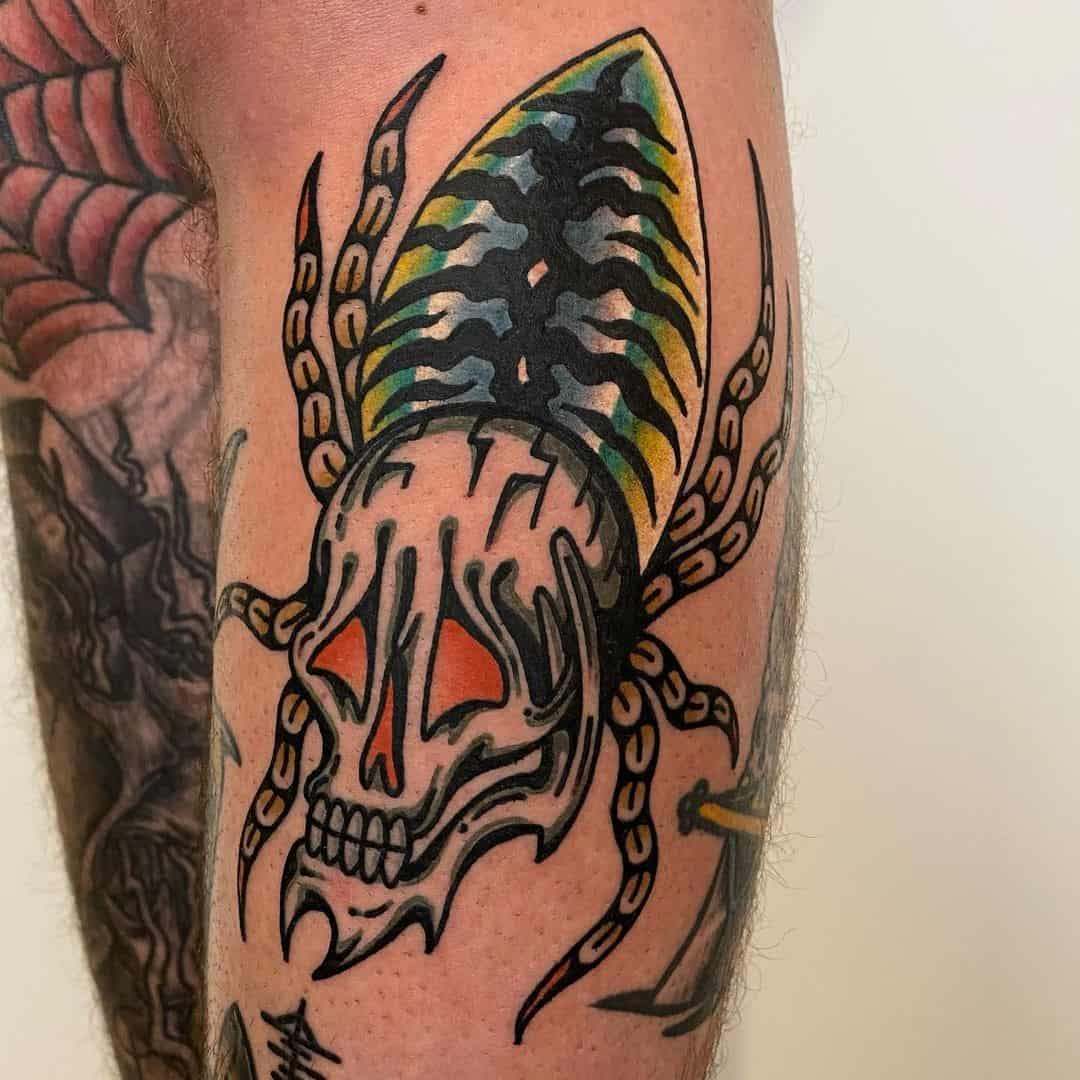Tatuaje en la pierna, cráneo colorido 