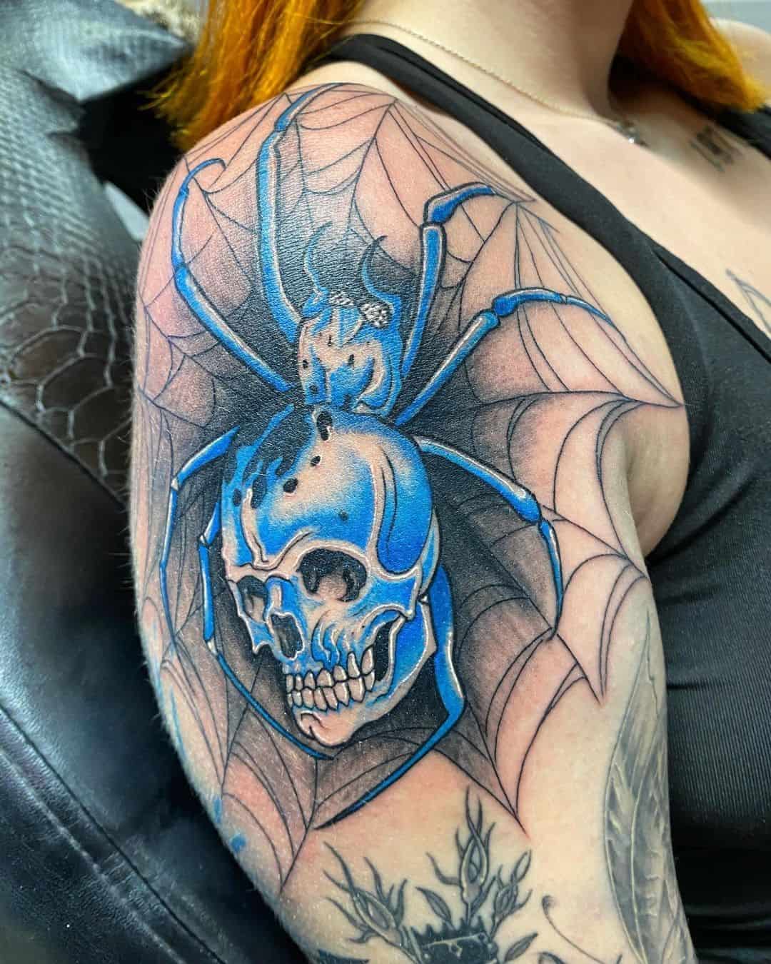 Colocación de hombro de tatuaje de araña azul grande