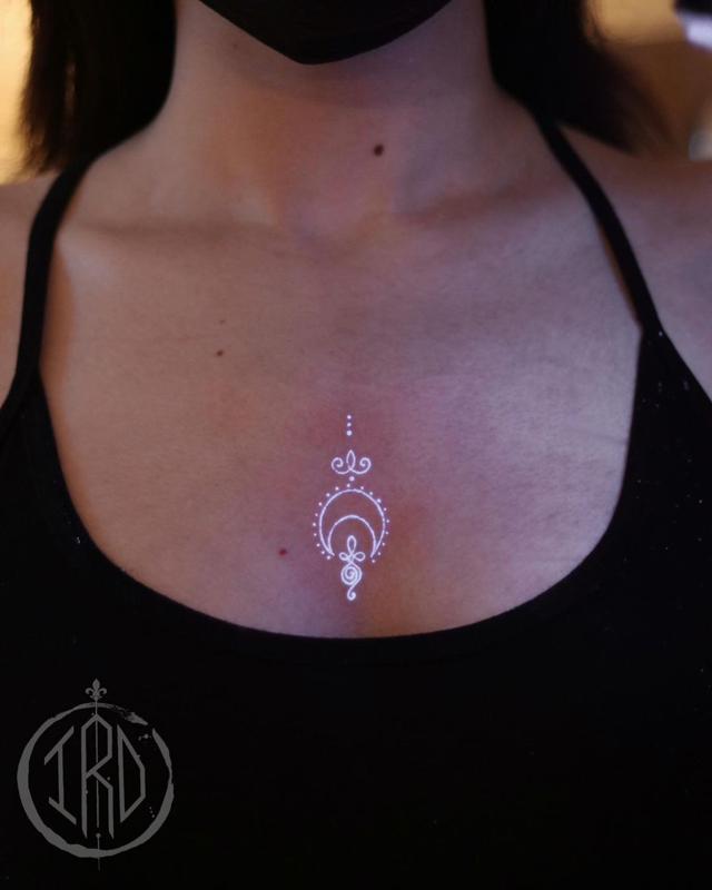 ¿Cómo se aplican los tatuajes de luz negra?