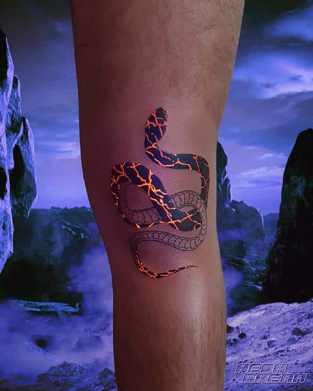 Tatuaje de serpiente que brilla en la oscuridad 1