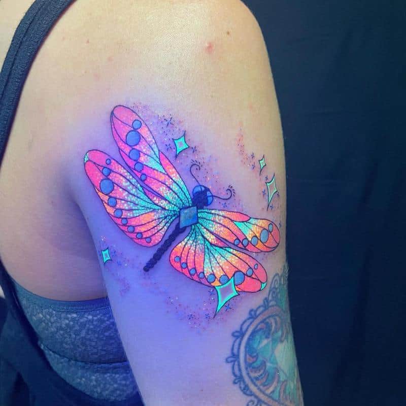 Tatuaje de mariposa que brilla en la oscuridad 1