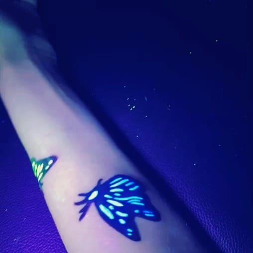 Tatuaje de mariposa que brilla en la oscuridad 2