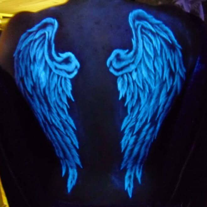 Tatuaje en la espalda que brilla en la oscuridad 3
